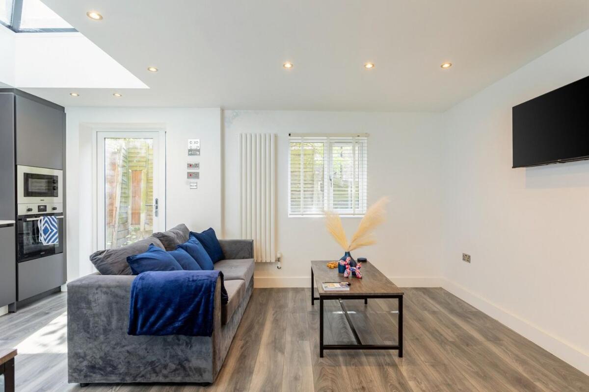 Ferienwohnung Stylish 2-Bed Flat In The Heart Of West Hampstead London Exterior foto