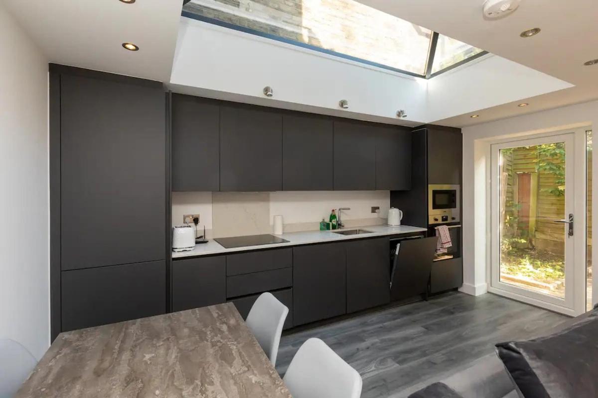 Ferienwohnung Stylish 2-Bed Flat In The Heart Of West Hampstead London Exterior foto