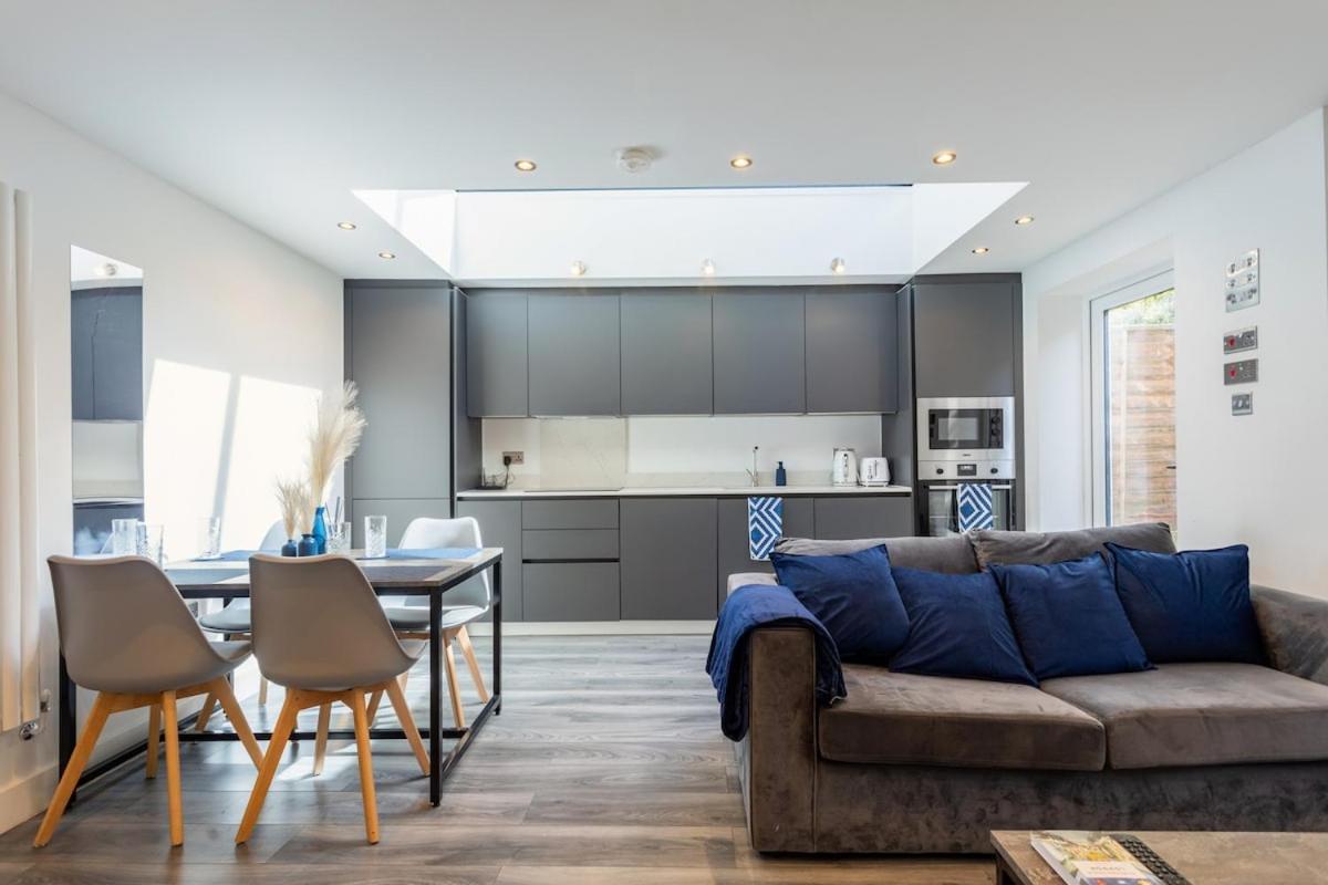 Ferienwohnung Stylish 2-Bed Flat In The Heart Of West Hampstead London Exterior foto